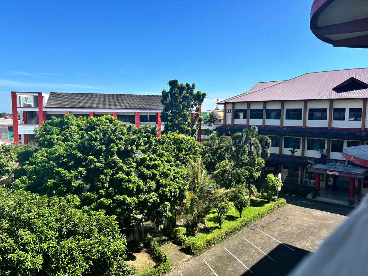 Gedung sekolah SMA IT Nusantara dengan arsitektur modern dan taman hijau