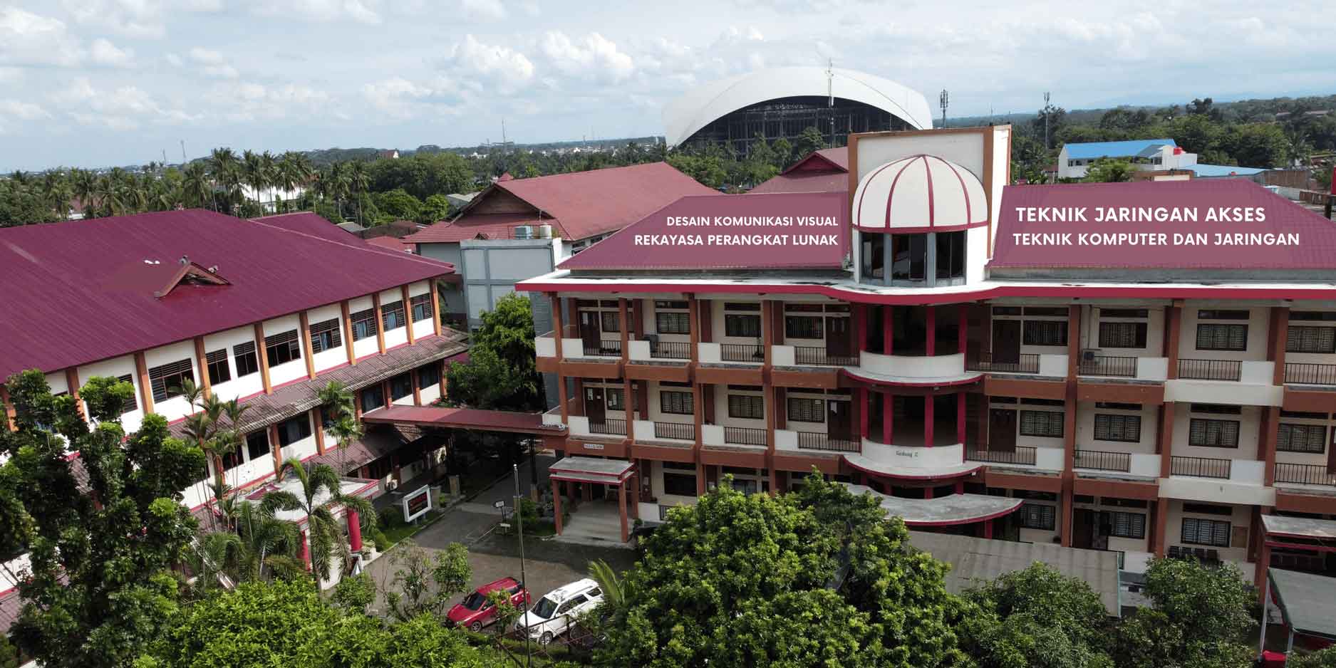 Siswa SMA IT Nusantara sedang belajar di laboratorium komputer dengan peralatan modern