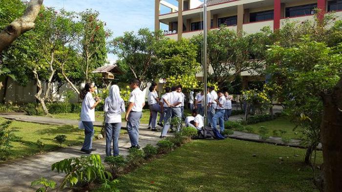 Kegiatan ekstrakurikuler robotika di SMA IT Nusantara dengan siswa sedang merakit robot