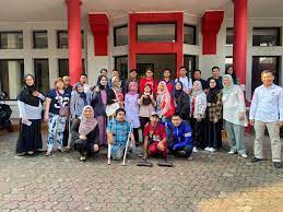 Kegiatan outbound siswa SMA IT Nusantara di alam terbuka dengan aktivitas team building