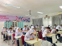 Kompetisi robotika antar sekolah dengan siswa SMA IT Nusantara sedang menguji robot