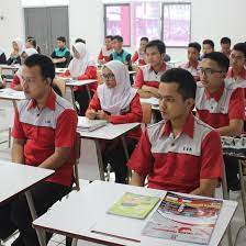 Siswa SMA IT Nusantara menerima penghargaan di sebuah kompetisi teknologi