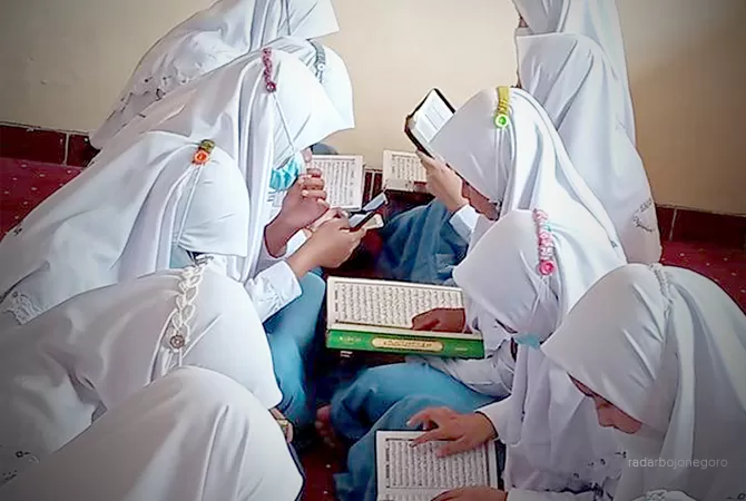 Program Tahfizh Quran di SMA IT Nusantara dengan siswa sedang menghafal bersama