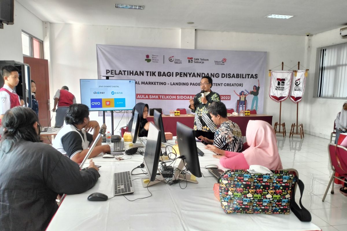 Kegiatan robotic club SMA IT Nusantara dengan siswa sedang merancang robot